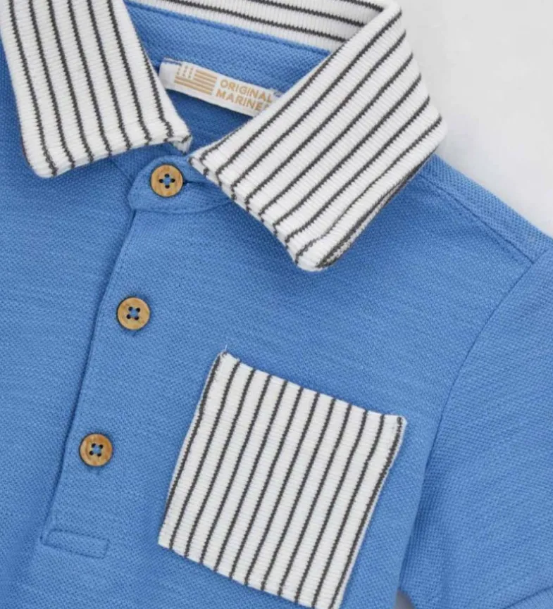 T-shirt a con bottoncini